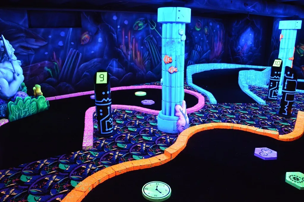 UV mini golf